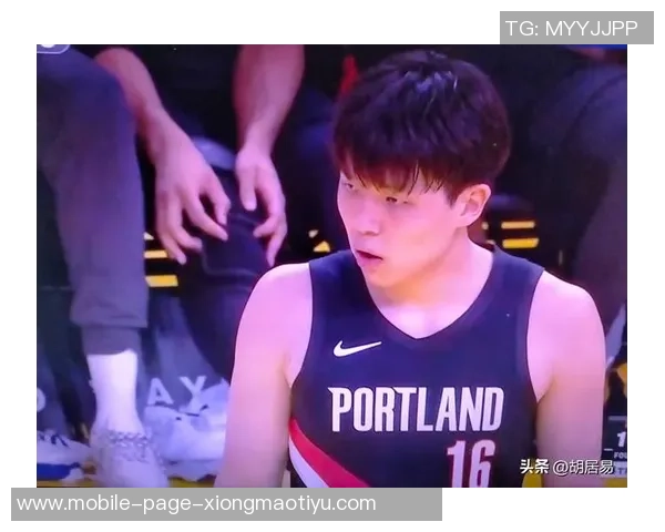 杨瀚森背粉色小书包启程湾区NBA首秀即将开启 杨瀚森背粉色小书包启程湾区NBA首秀即将开启